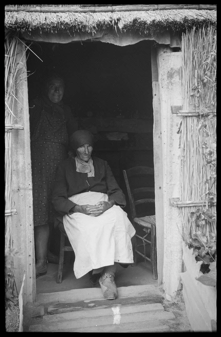 Raffi photographie Chez Madame Gros. Madame Gros devant sa porte Languedoc-Roussillon, France 1946/6/1 Ph.1946.114.34 Photo