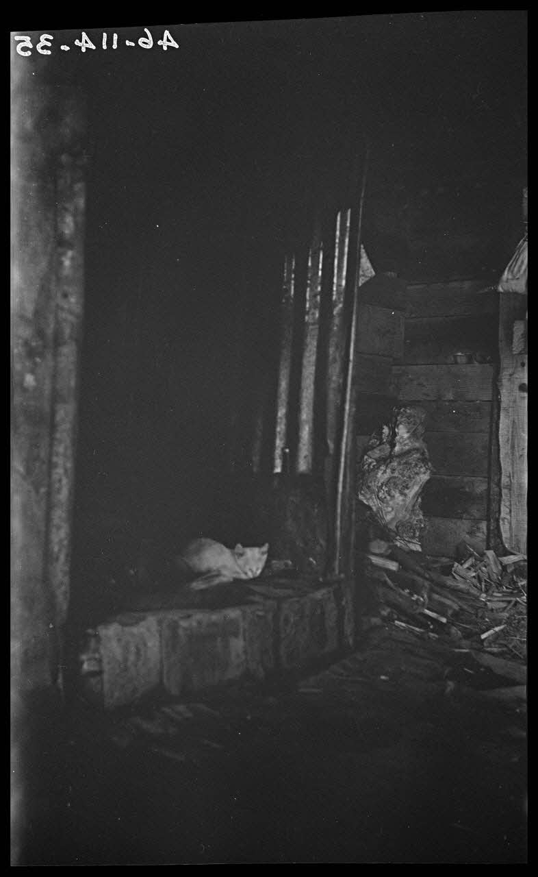 Raffi photographie Chez Madame Gros. Cheminée Languedoc-Roussillon, France 1946/6/1 Ph.1946.114.35 Photo