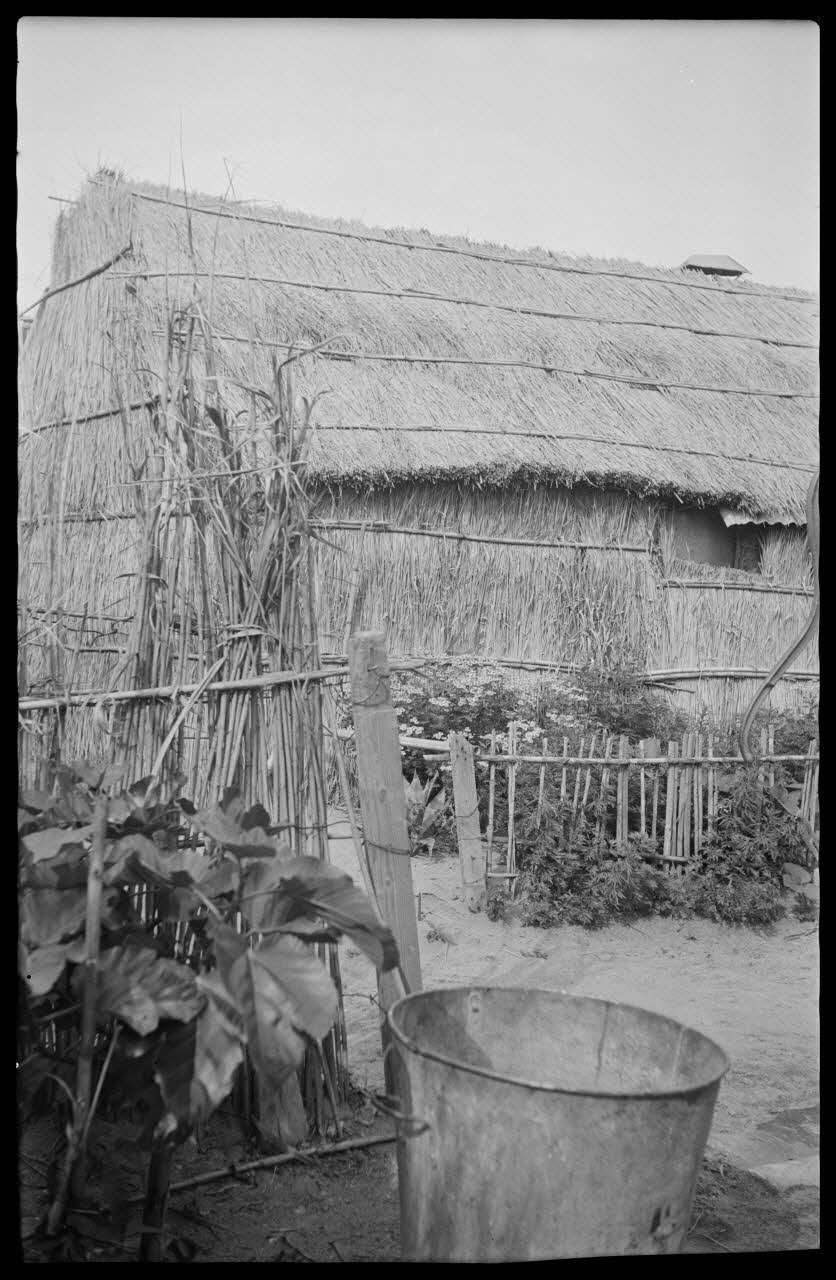 Raffi photographie Chez Madame Gros. Coin de jardin et façade Languedoc-Roussillon, France 1946/6/1 Ph.1946.114.37 Photo