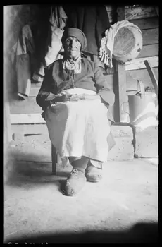 Raffi photographie Chez Madame Gros. Madame Gros dans sa cuisine Languedoc-Roussillon, France 1946/6/1 Ph.1946.114.38  Photo