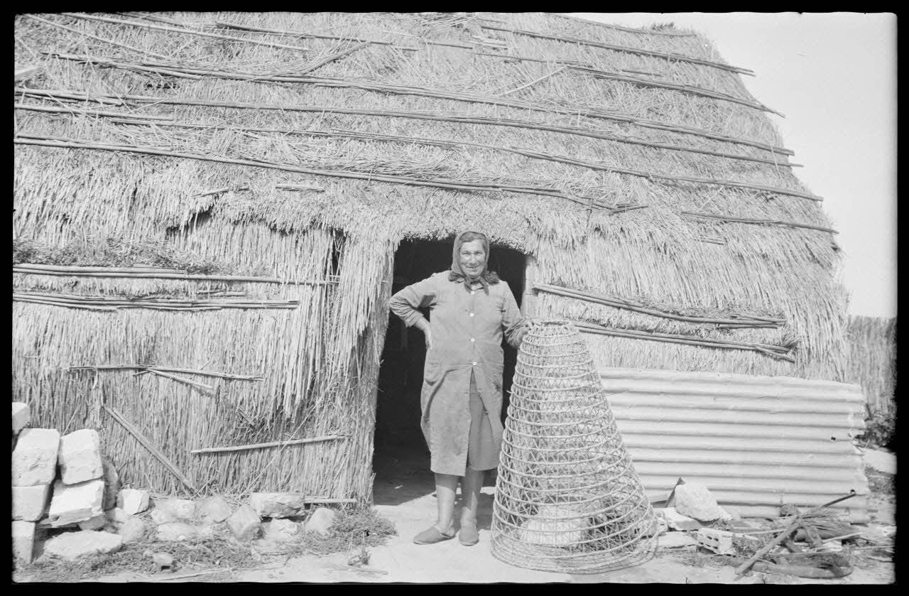 Raffi photographie Chez Madame Gros. Baraque en chaume Languedoc-Roussillon, France 1946/6/1 Ph.1946.114.39 Photo