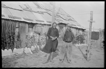 Raffi photographie Chez Madame Gros. Baraque en tôle Languedoc-Roussillon, France 1946/6/1 Ph.1946.114.40  Photo