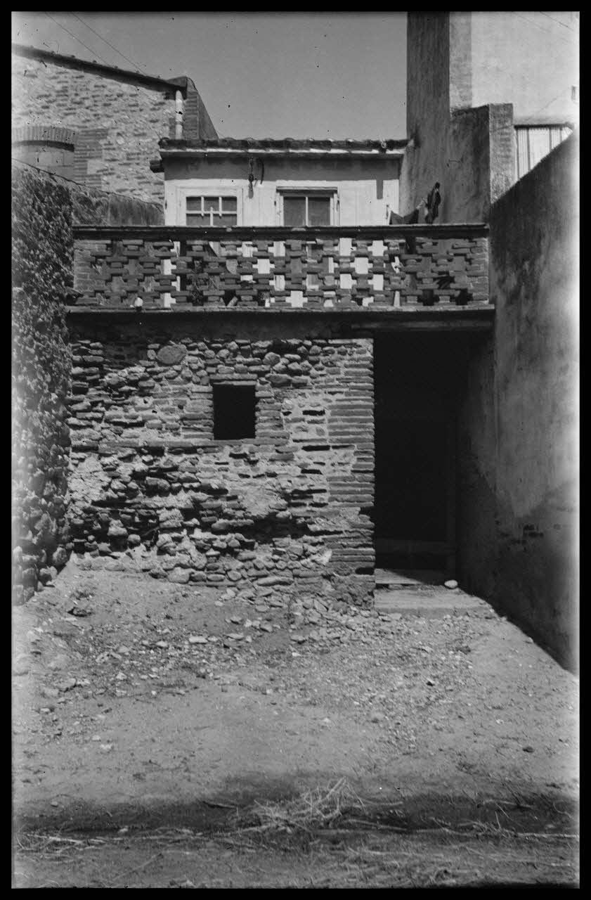 Raffi photographie Chez Monsieur P. Bordes. Façade et entrée de la maison Languedoc-Roussillon, France 1946/6/1 Ph.1946.114.41 Photo