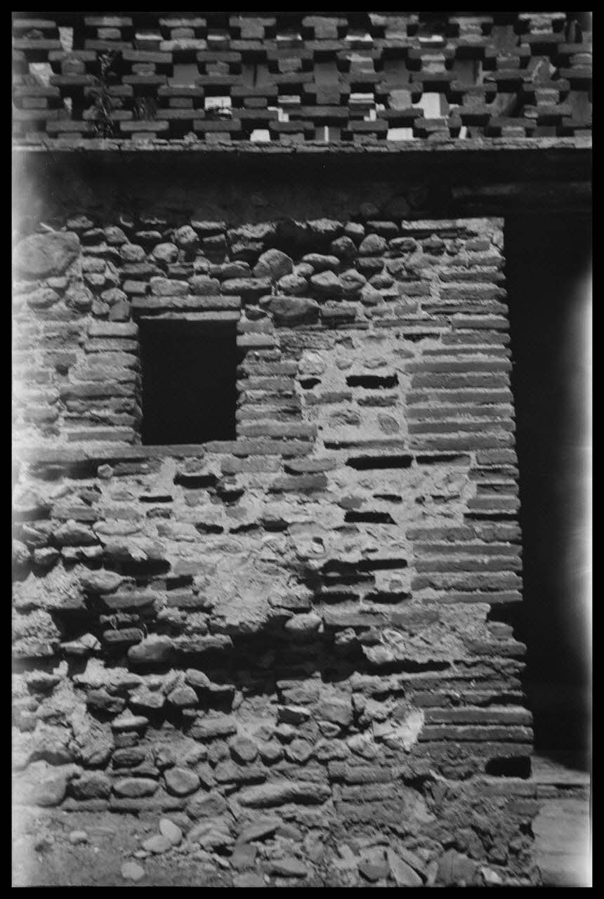 Raffi photographie Chez Monsieur P. Bordes. Détail du mur Languedoc-Roussillon, France 1946/6/1 Ph.1946.114.42 Photo