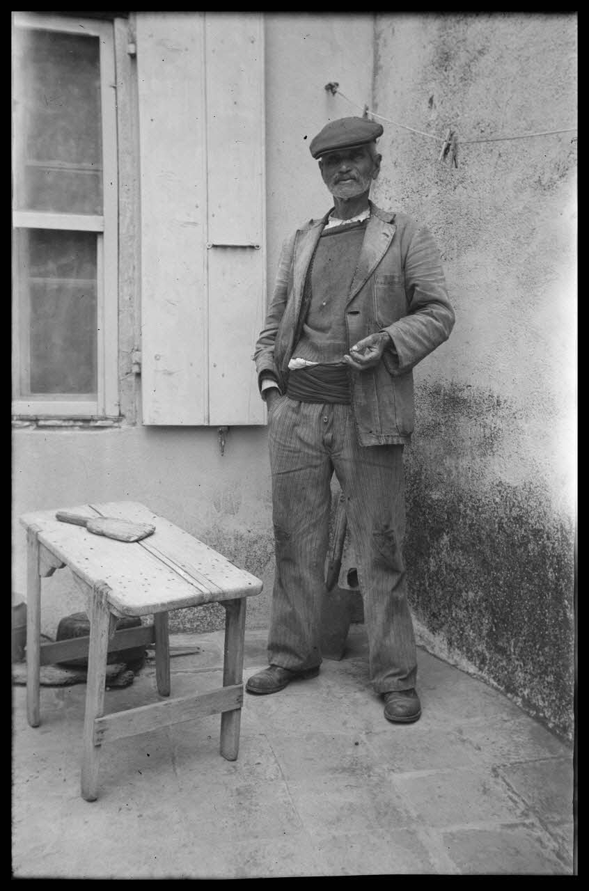 Raffi photographie Chez Monsieur P. Bordes. Monsieur Bordes sur sa terrasse Languedoc-Roussillon, France 1946/6/1 Ph.1946.114.43 Photo