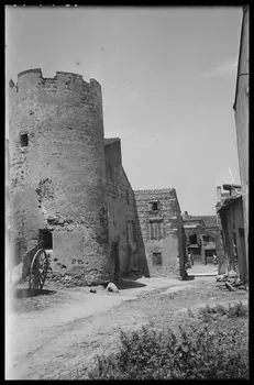 Raffi photographie Entrée d'une ferme fortifiée Languedoc-Roussillon, France 1946/6/1 Ph.1946.114.44  Photo