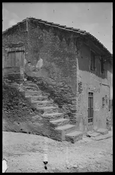 Raffi photographie Maison avec escalier extérieur Languedoc-Roussillon, France 1946/6/1 Ph.1946.114.45  Photo