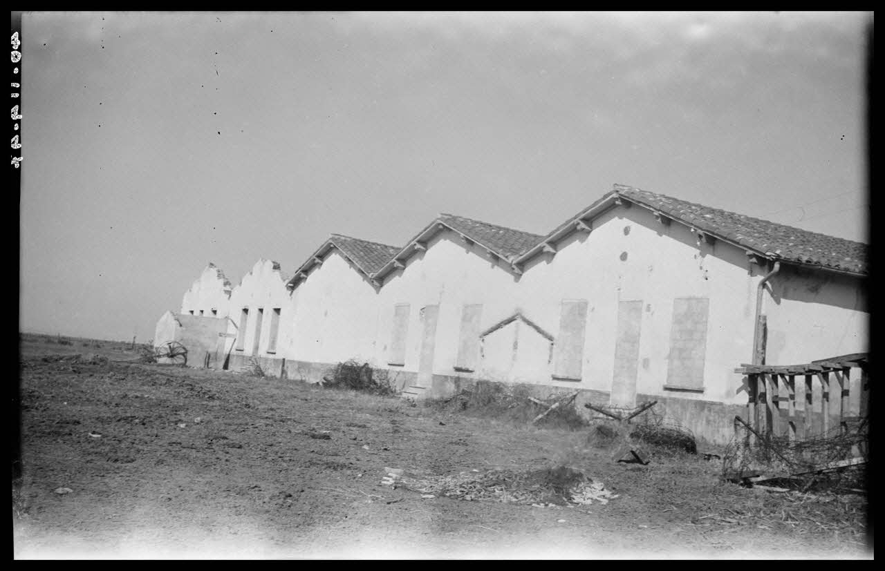 Raffi photographie Mas d'Uston. Logement des ouvriers Languedoc-Roussillon, France 1946/6/1 Ph.1946.114.47 Photo