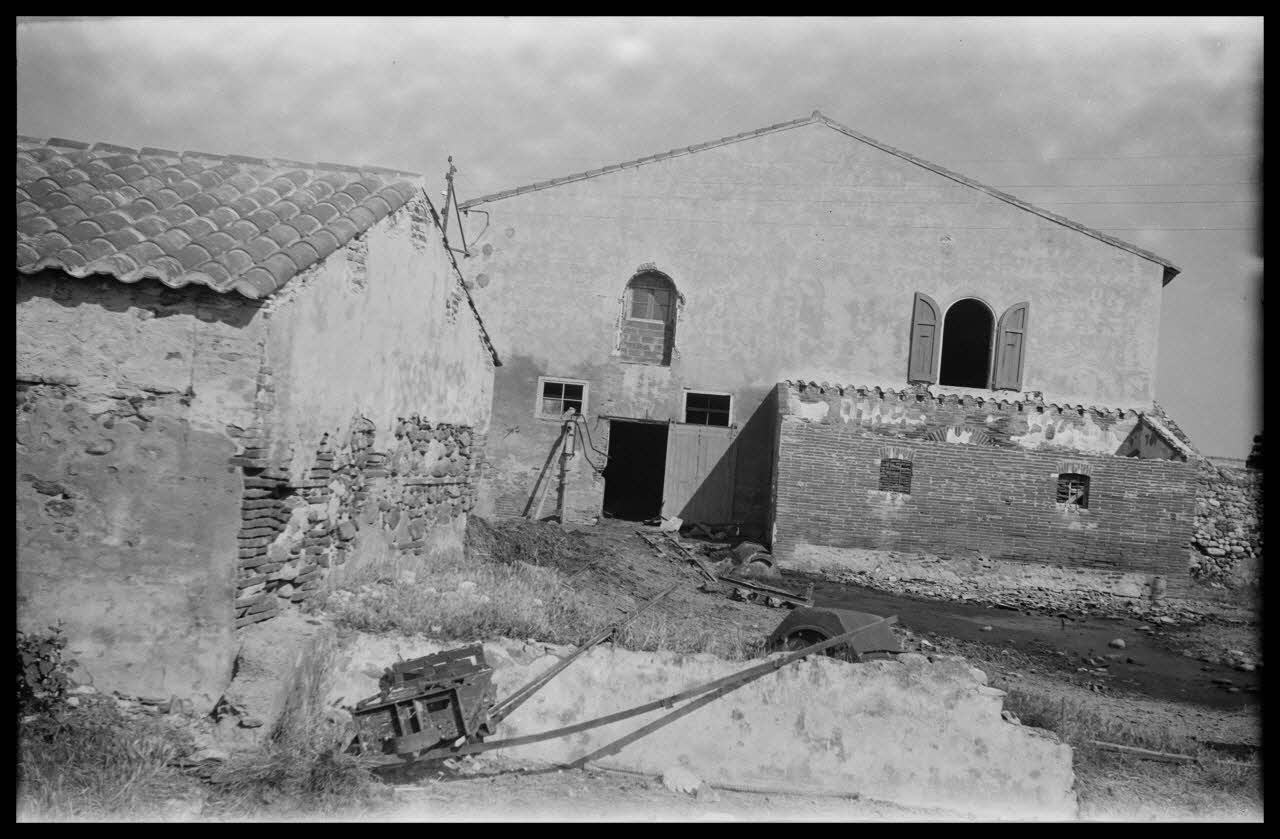 Raffi photographie Mas d'Uston. Façade postérieure de la maison Languedoc-Roussillon, France 1946/6/1 Ph.1946.114.48 Photo