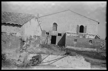 Raffi photographie Mas d'Uston. Façade postérieure de la maison Languedoc-Roussillon, France 1946/6/1 Ph.1946.114.48  Photo