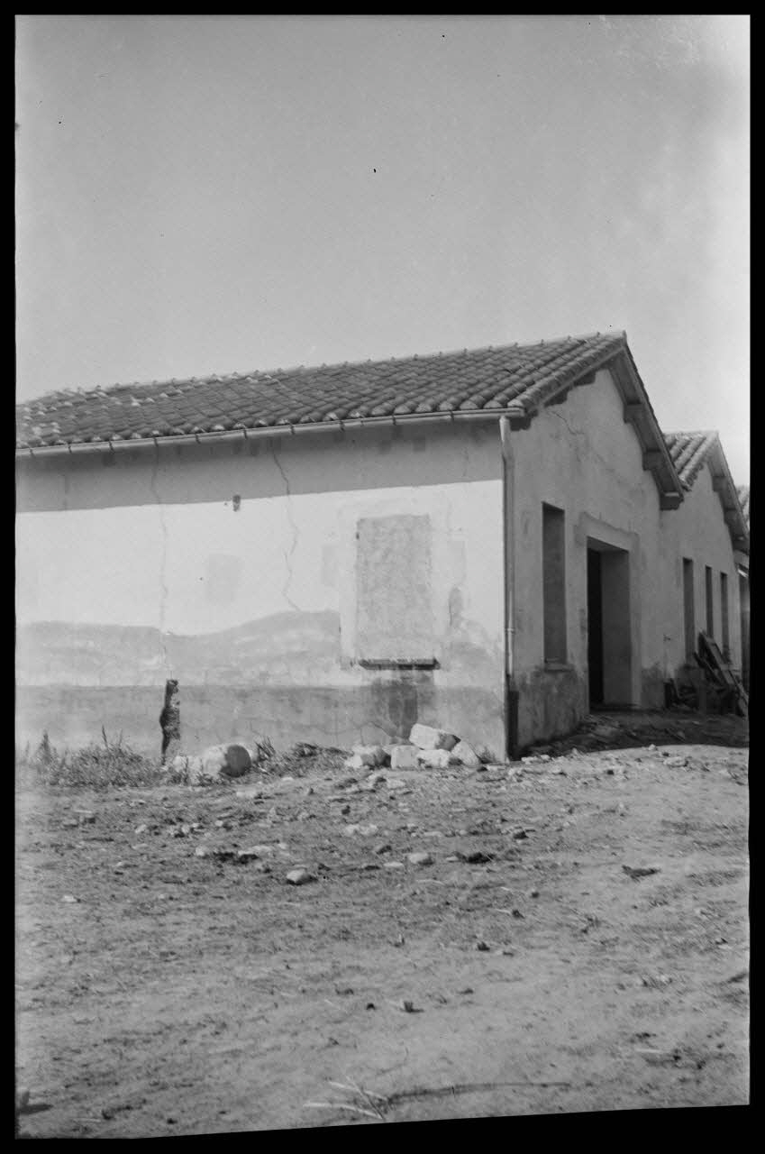 Raffi photographie Mas d'Uston. Logement des ouvriers Languedoc-Roussillon, France 1946/6/1 Ph.1946.114.49 Photo