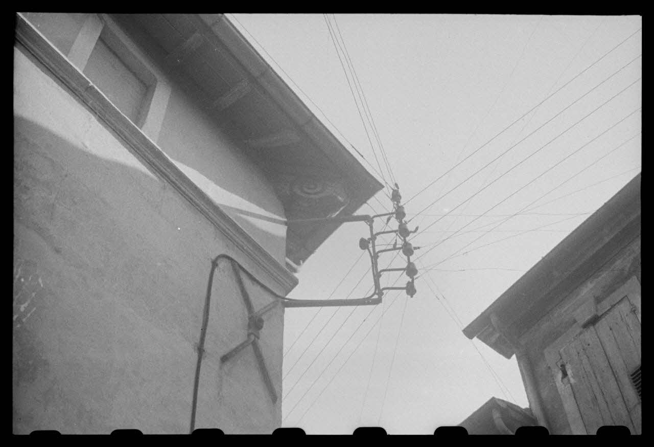 Louis Dumont photographie Près de l'Eglise Saint-Jacques. Détail d'un chevron d'angle orné d'une maison Provence-Alpes-Côte d'Azur, France 1946/6/30 Ph.1946.122.191 Photo