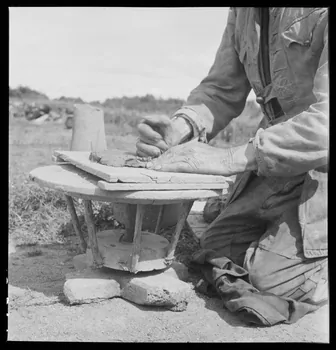 Dan Lailler photographie François Coëff fabriquant un pot à fleurs avec sa tournette : façonnage du fond Bretagne, France 1946 Ph.1948.34.18  Photo