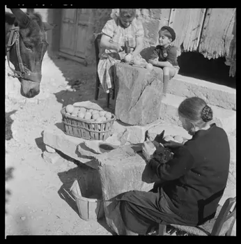 Occhipinti négatif Fabrication d'une boule de buis : Mesdames Hugues et Rouvier cloutent les boules Provence-Alpes-Côte d'Azur, France 1946/10/1 Ph.1946.141.11.1-2  Photo Mucem / Occhipinti