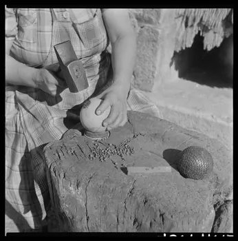 Occhipinti négatif Fabrication d'une boule de buis : détail du cloutage Provence-Alpes-Côte d'Azur, France 1946/10/1 Ph.1946.141.12.1-2  Photo Mucem / Occhipinti