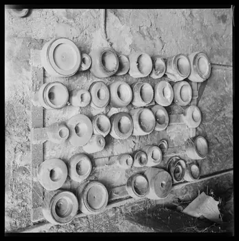 Occhipinti négatif Fabrication d'une boule de buis : moules en buis pour le maintien des objets à tourner Provence-Alpes-Côte d'Azur, France 1946/10/1 Ph.1946.141.13.1-2  Photo
