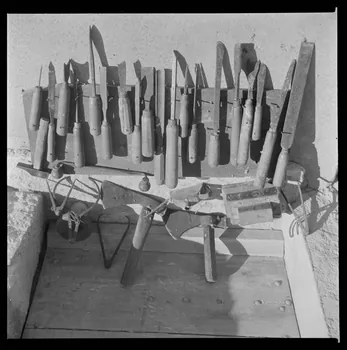 Occhipinti négatif Fabrication d'une boule de buis : anciens outils de tourneur Provence-Alpes-Côte d'Azur, France 1946/10/1 Ph.1946.141.14.1-2  Photo