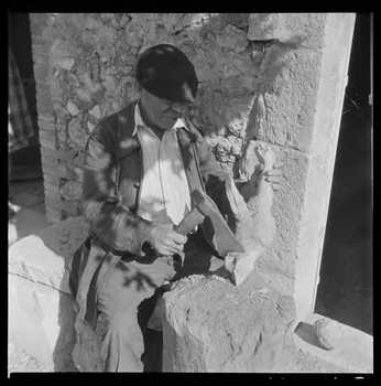 Occhipinti négatif Fabrication de la boule de buis : dégrossissage de la racine à la hache par une technique ancienne Provence-Alpes-Côte d'Azur, France 1946/10/1 Ph.1946.141.3.1-2  Photo Mucem / Occhipinti