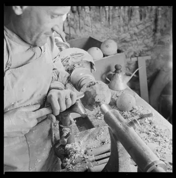 Occhipinti négatif Fabrication de la boule de buis : phase du travail au tour Provence-Alpes-Côte d'Azur, France 1946/10/1 Ph.1946.141.4.1-2  Photo Mucem / Occhipinti