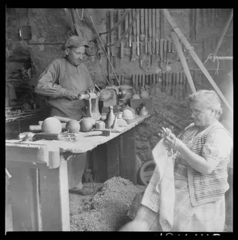 Occhipinti négatif Fabrication de la boule de buis : Monsieur et Madame Rouvier dans leur atelier Provence-Alpes-Côte d'Azur, France 1946/10/1 Ph.1946.141.5.1-2  Photo