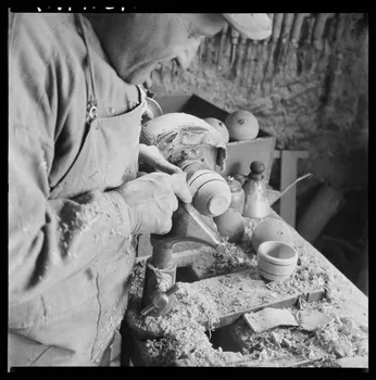 Occhipinti négatif Fabrication de la boule de buis : fabrication de petits mortiers avec les vieilles boules inutilisées. Décoration par frottement d'un morceau de bois de noyer Provence-Alpes-Côte d'Azur, France 1946/10/1 Ph.1946.141.7.1-2  Photo Mucem / Occhipinti