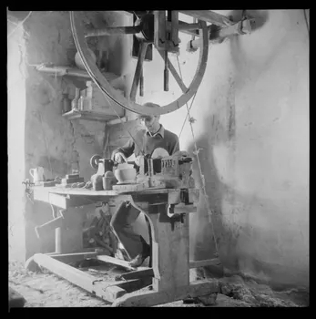 Occhipinti négatif Fabrication de la boule de buis : tour à pédale en fonction depuis 40 ans environ et appartenant à Madame Hugues. Monsieur Prosper Rouleau d'Aiguines est au tour Provence-Alpes-Côte d'Azur, France 1946/10/1 Ph.1946.141.8.1-2  Photo