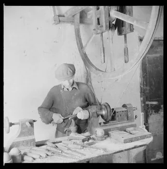 Occhipinti négatif Fabrication d'une boule de buis : tour à pédale Provence-Alpes-Côte d'Azur, France 1946/10/1 Ph.1946.141.9.1-2  Photo