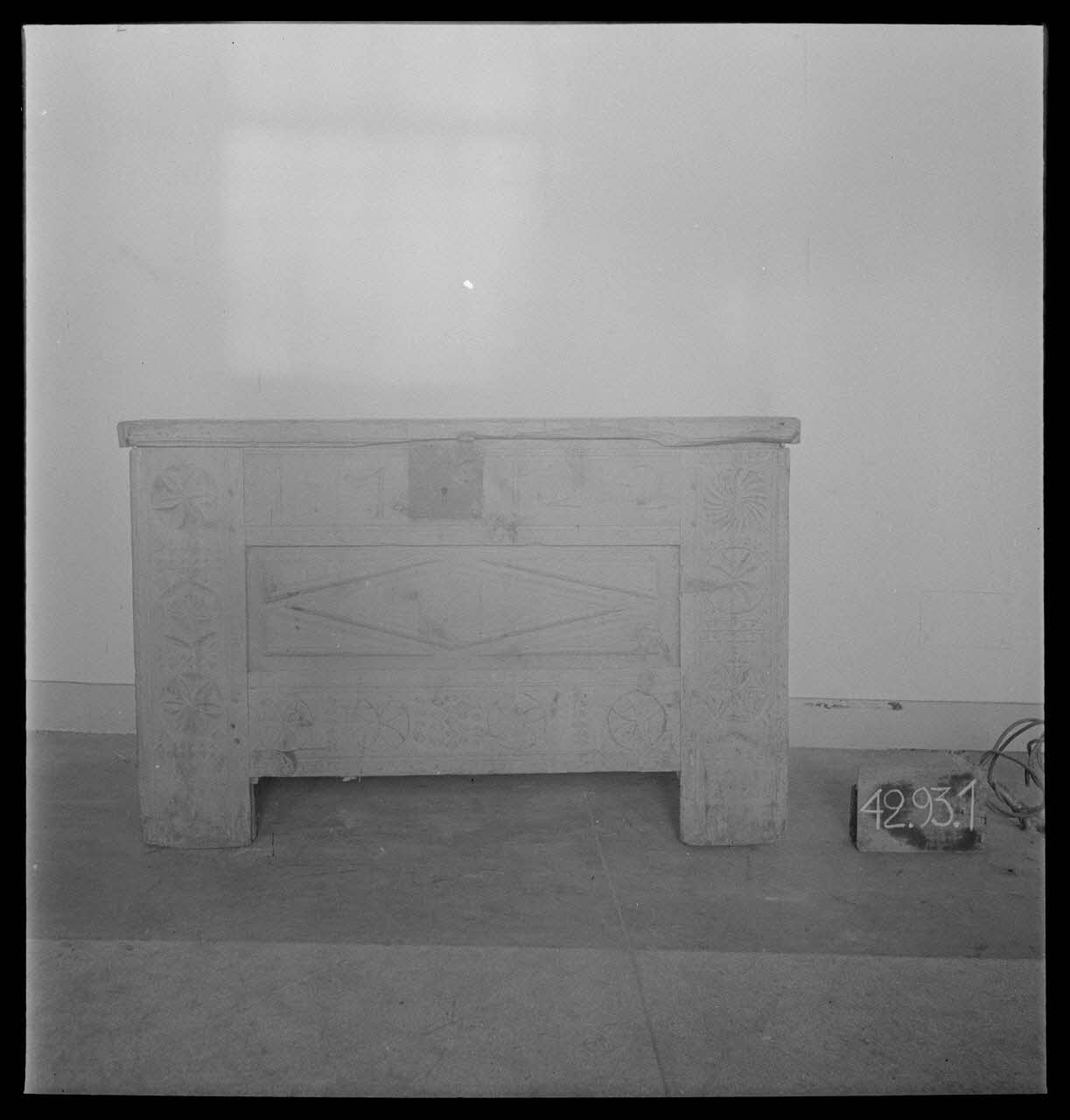 Pierre Soulier photographie Coffre de mariage daté de 1722 Ile-de-France, France 1946/11/1 Ph.1946.145.28 Photo