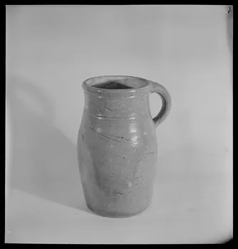 Pierre Soulier photographie Pot à lait vernissé beige, de forme haute, en grès au sel Centre, France 1949/12/1 Ph.1949.61.10 Photo