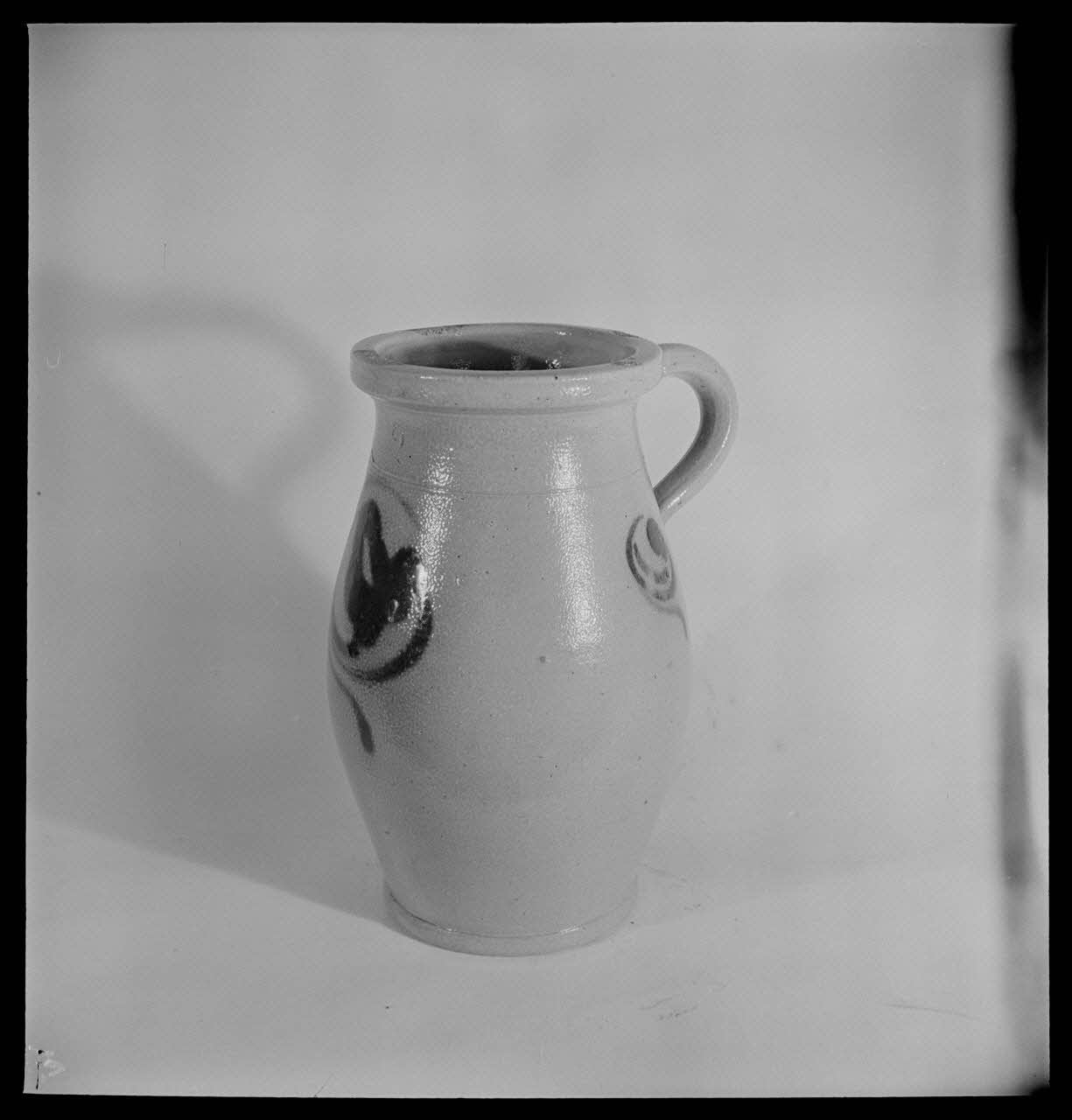 Pierre Soulier photographie Pot à lait en grès gris à décor bleu Alsace, France 1949/12/1 Ph.1949.61.11 Photo