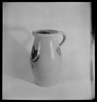 Pierre Soulier photographie Pot à lait en grès gris à décor bleu Alsace, France 1949/12/1 Ph.1949.61.11 Photo