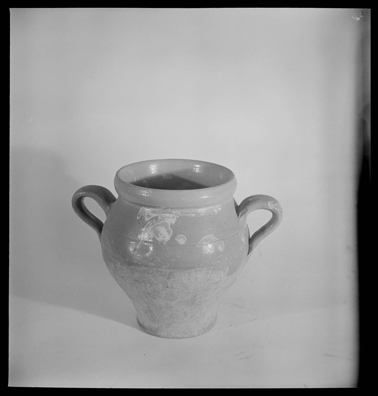 Pierre Soulier photographie Pot à lait à deux anses acquis à Hurigny France 1949/12/1 Ph.1949.61.12 Photo