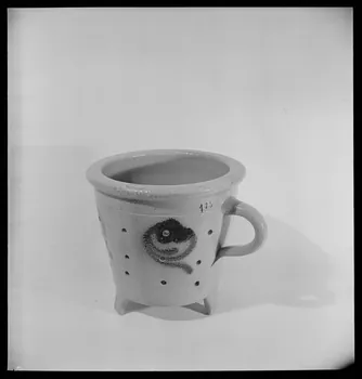Pierre Soulier photographie Fromagère en grès gris et décor bleu Alsace, France 1949/12/1 Ph.1949.61.14 Photo