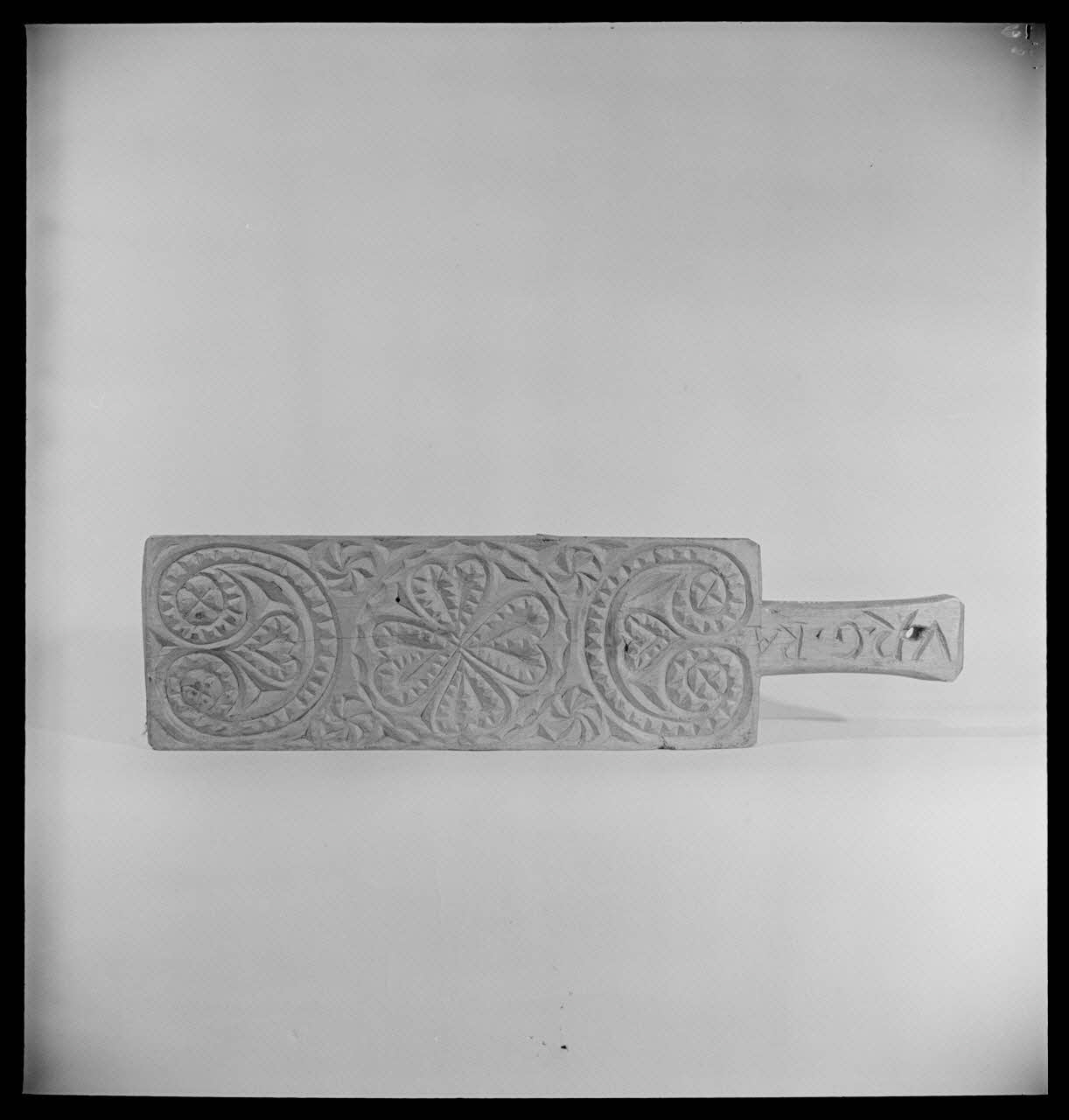 Pierre Soulier photographie Plaque à beurre en bois avec inscription 1841 Provence-Alpes-Côte d'Azur, France 1949/12/1 Ph.1949.61.17 Photo