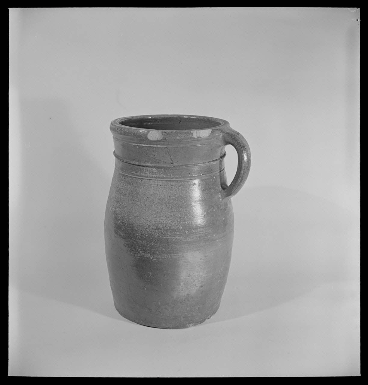 Pierre Soulier photographie Pot à lait numéro 4 en grès vernissé blanc Centre, France 1949/12/1 Ph.1949.61.21 Photo
