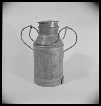 Pierre Soulier photographie Pot à lait en tôle étamée Rhône-Alpes, France 1949/12/1 Ph.1949.61.27  Photo