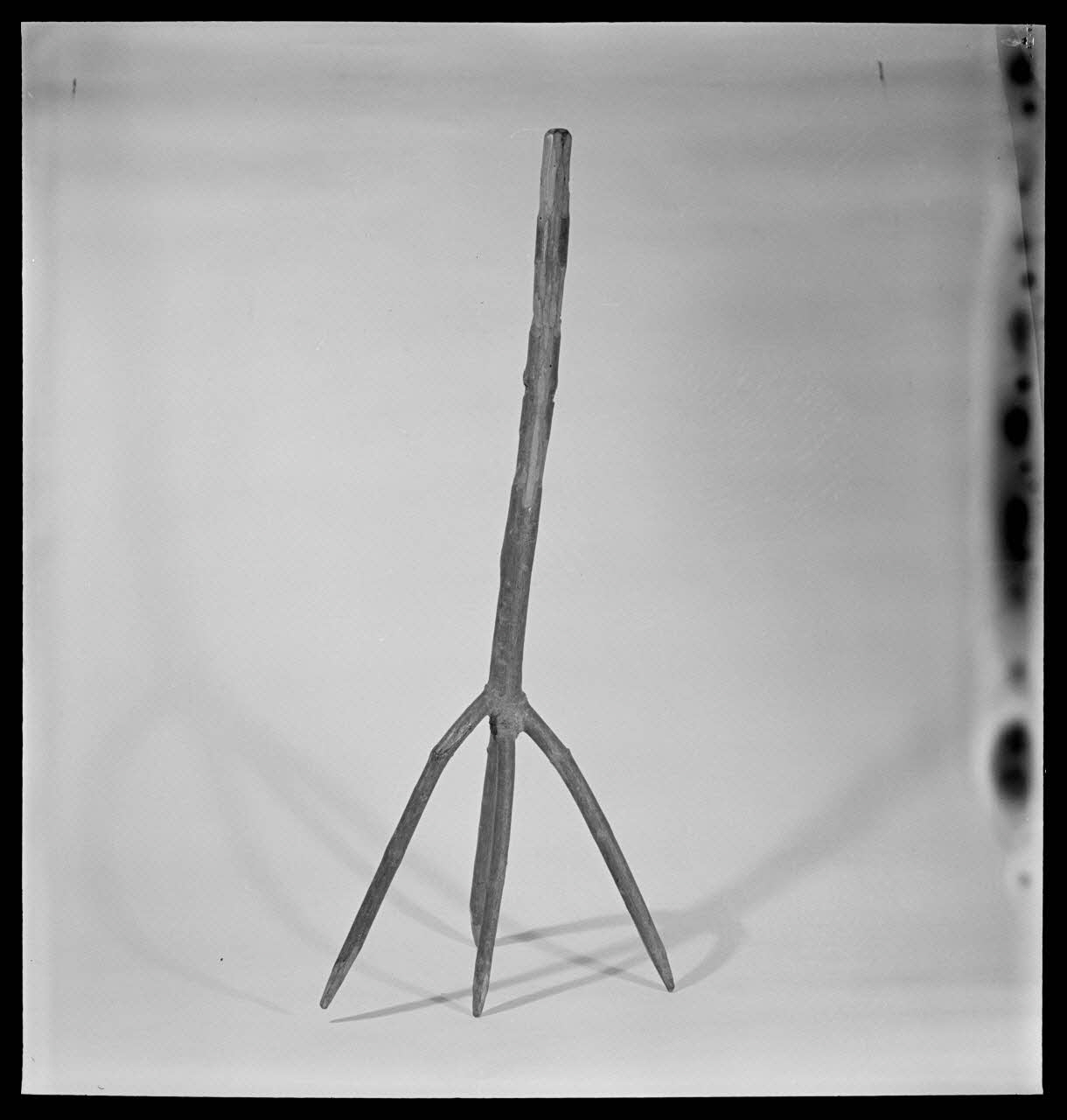 Pierre Soulier photographie Bâton pour remuer le lait lors de la fabrication du fromage Rhône-Alpes, France 1949/12/1 Ph.1949.61.34 Photo