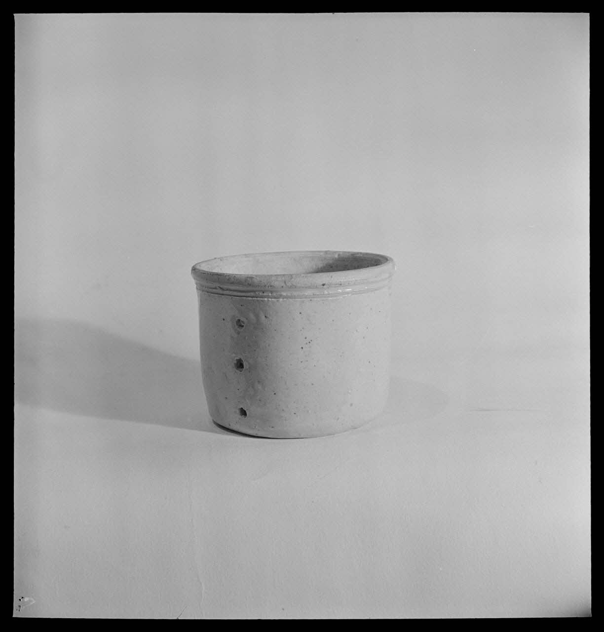 Pierre Soulier photographie Faisselle en grès vernissé beige et marron Centre, France 1949/12/1 Ph.1949.61.4 Photo