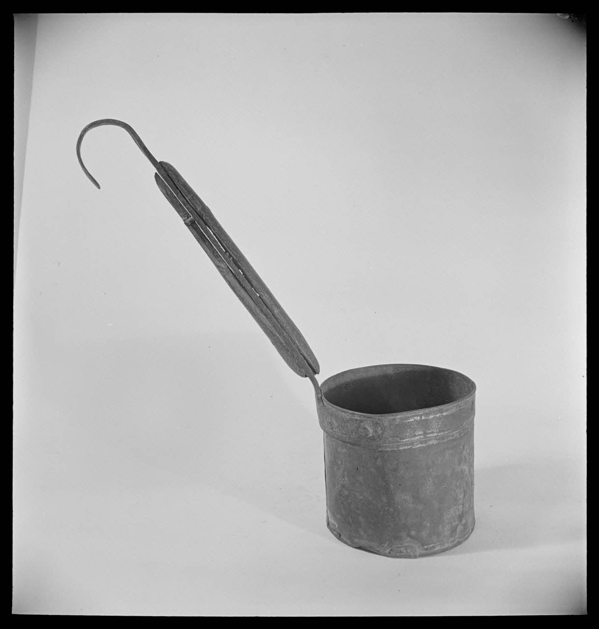 Pierre Soulier photographie Mesure à lait en bois et fer d'origine camarguaise Provence-Alpes-Côte d'Azur, France 1949/12/1 Ph.1949.61.56 Photo