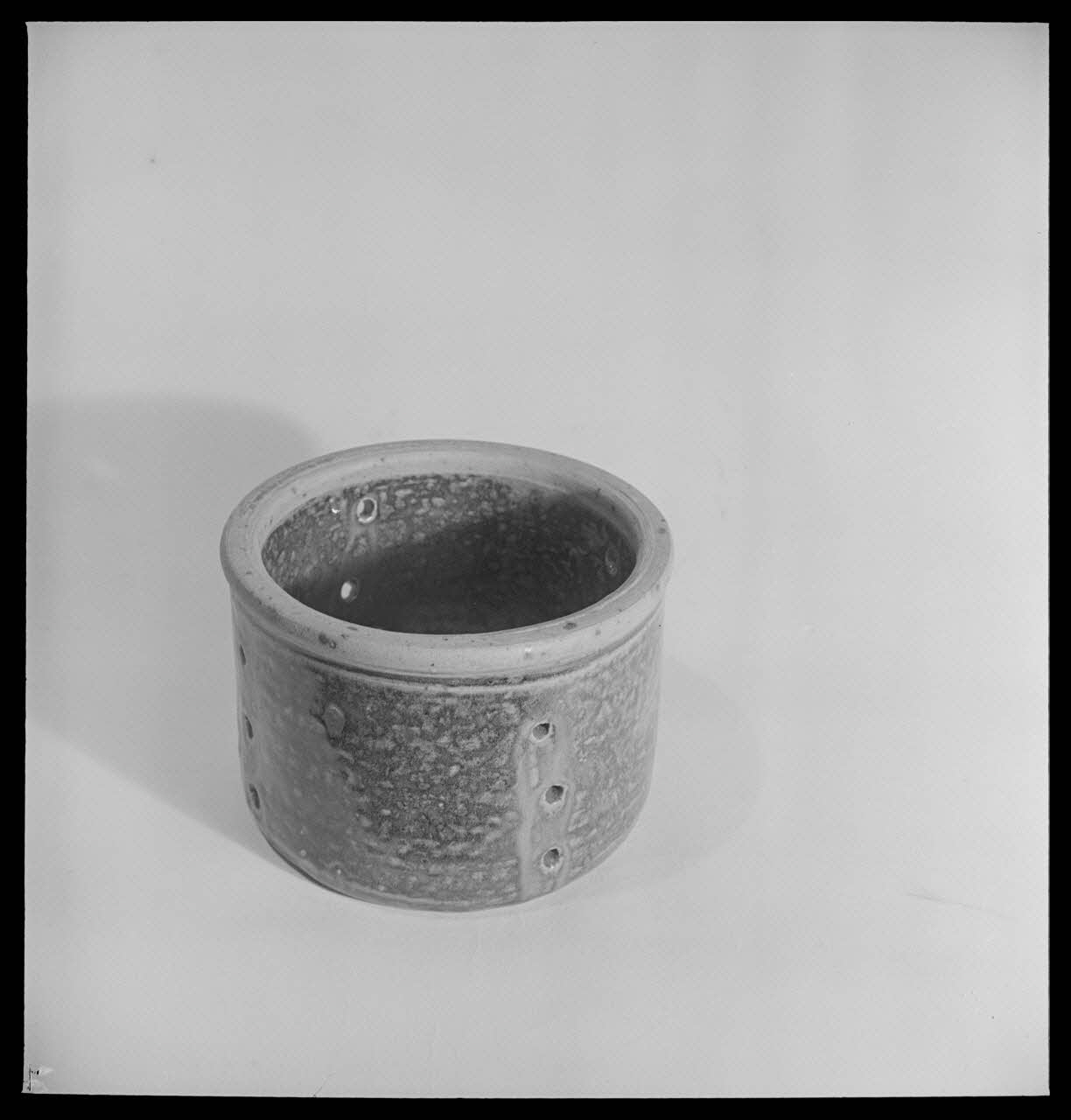 Pierre Soulier photographie Faisselle en grès vernissé beige et marron Centre, France 1949/12/1 Ph.1949.61.6  Photo