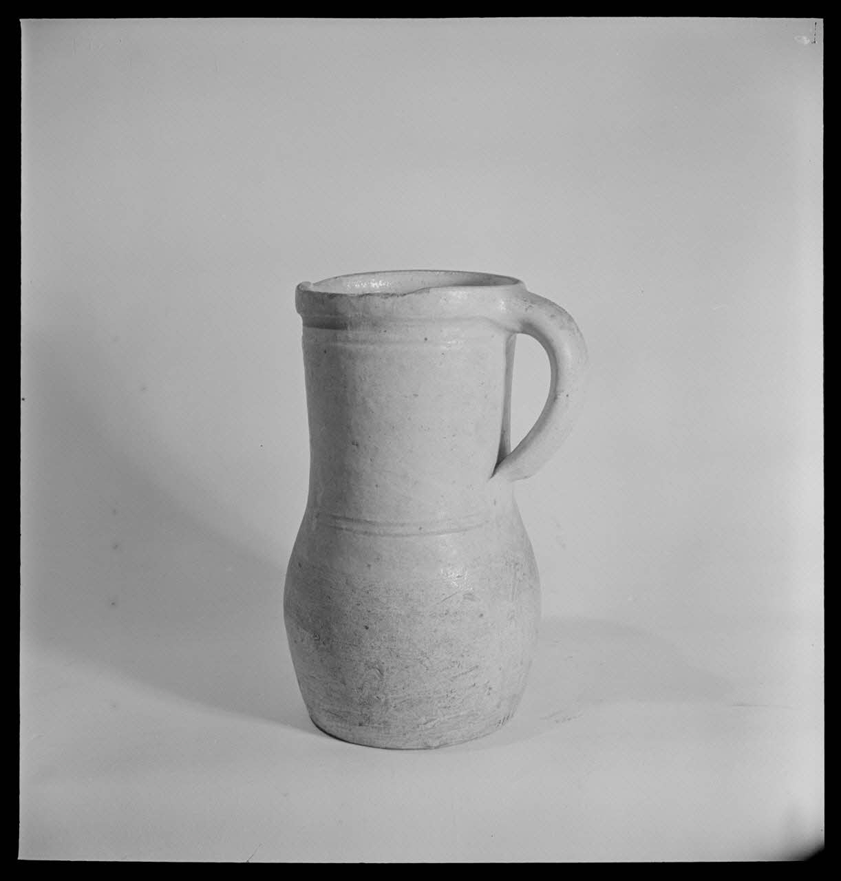 Pierre Soulier photographie Pot à lait en grès Centre, France 1949/12/1 Ph.1949.61.9 Photo