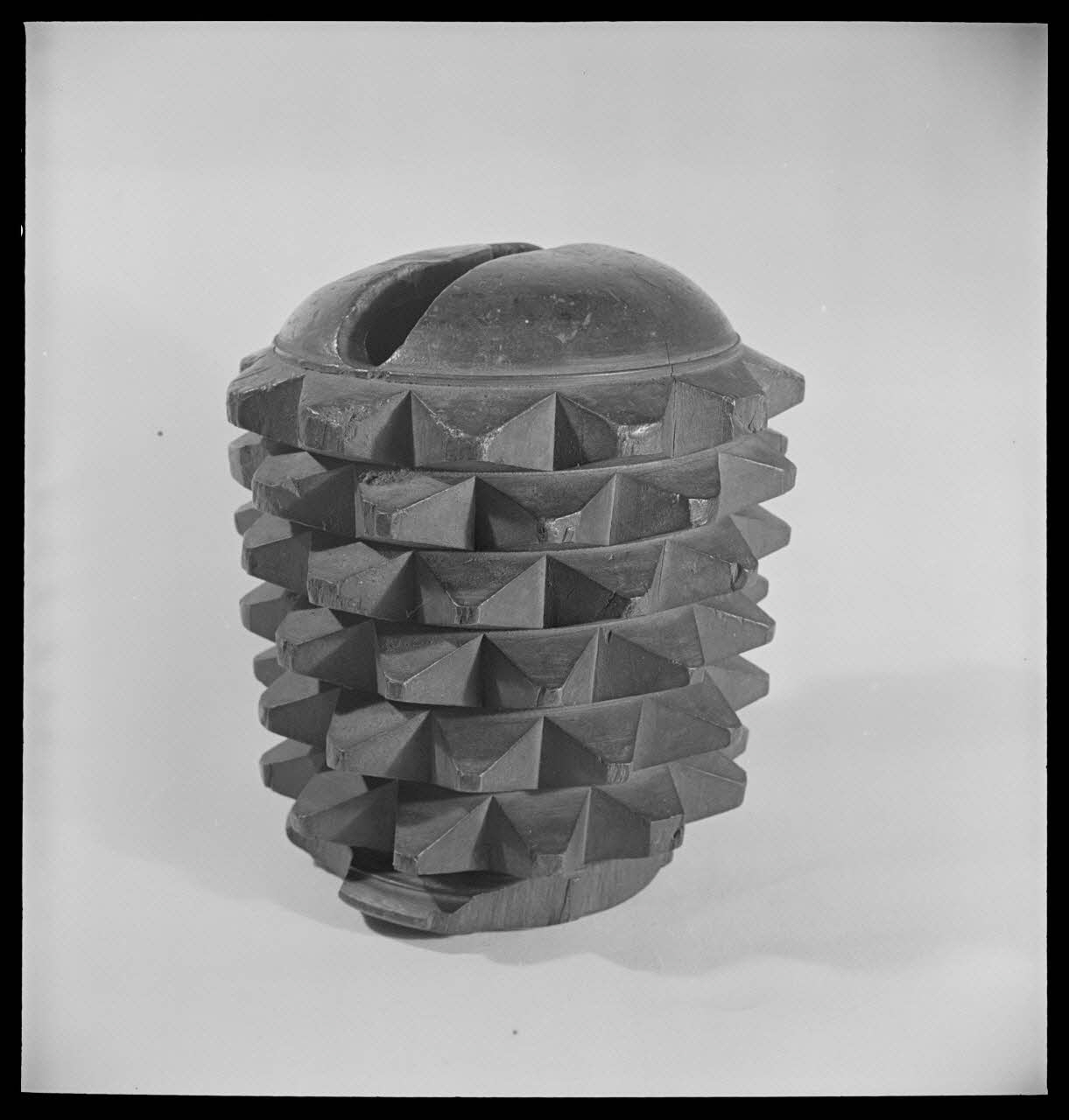 Pierre Soulier photographie Brassard pour jeu de la balle au tambourin France 1950/1/11 Ph.1950.3.2 Photo