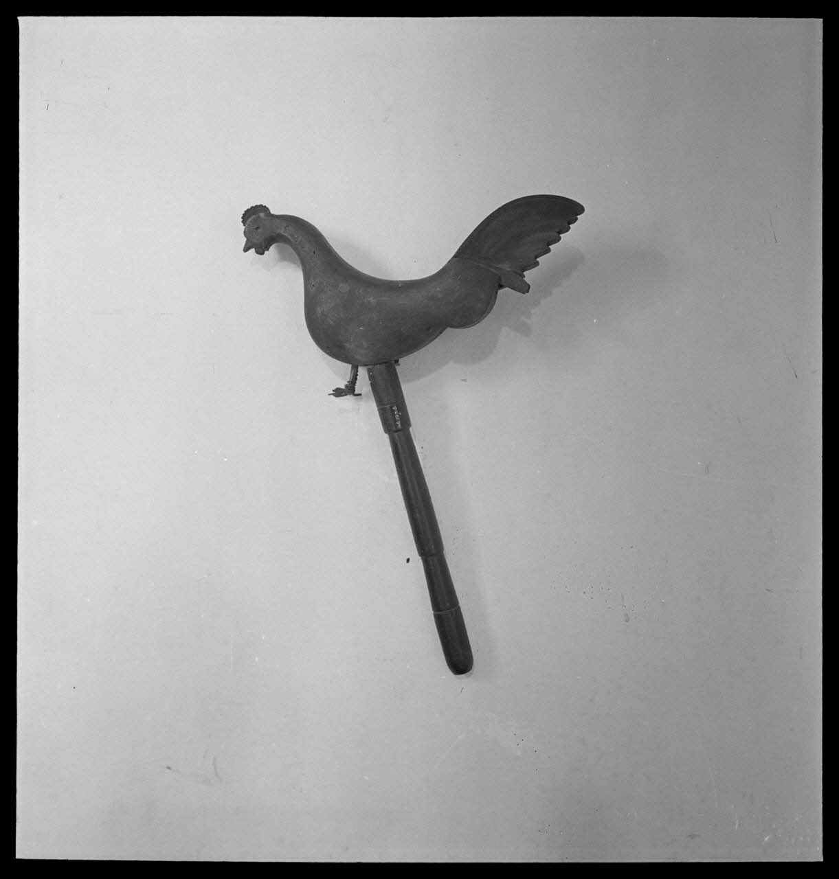 Pierre Soulier photographie Coq, instrument processionnel Rhône-Alpes, France 1947/6/16 Ph.1947.37.4 Photo