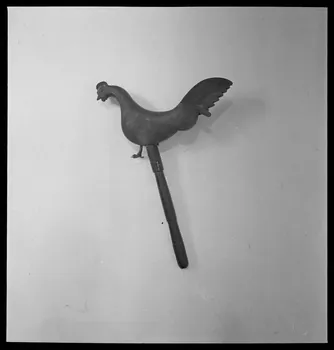 Pierre Soulier photographie Coq, instrument processionnel Rhône-Alpes, France 1947/6/16 Ph.1947.37.4  Photo