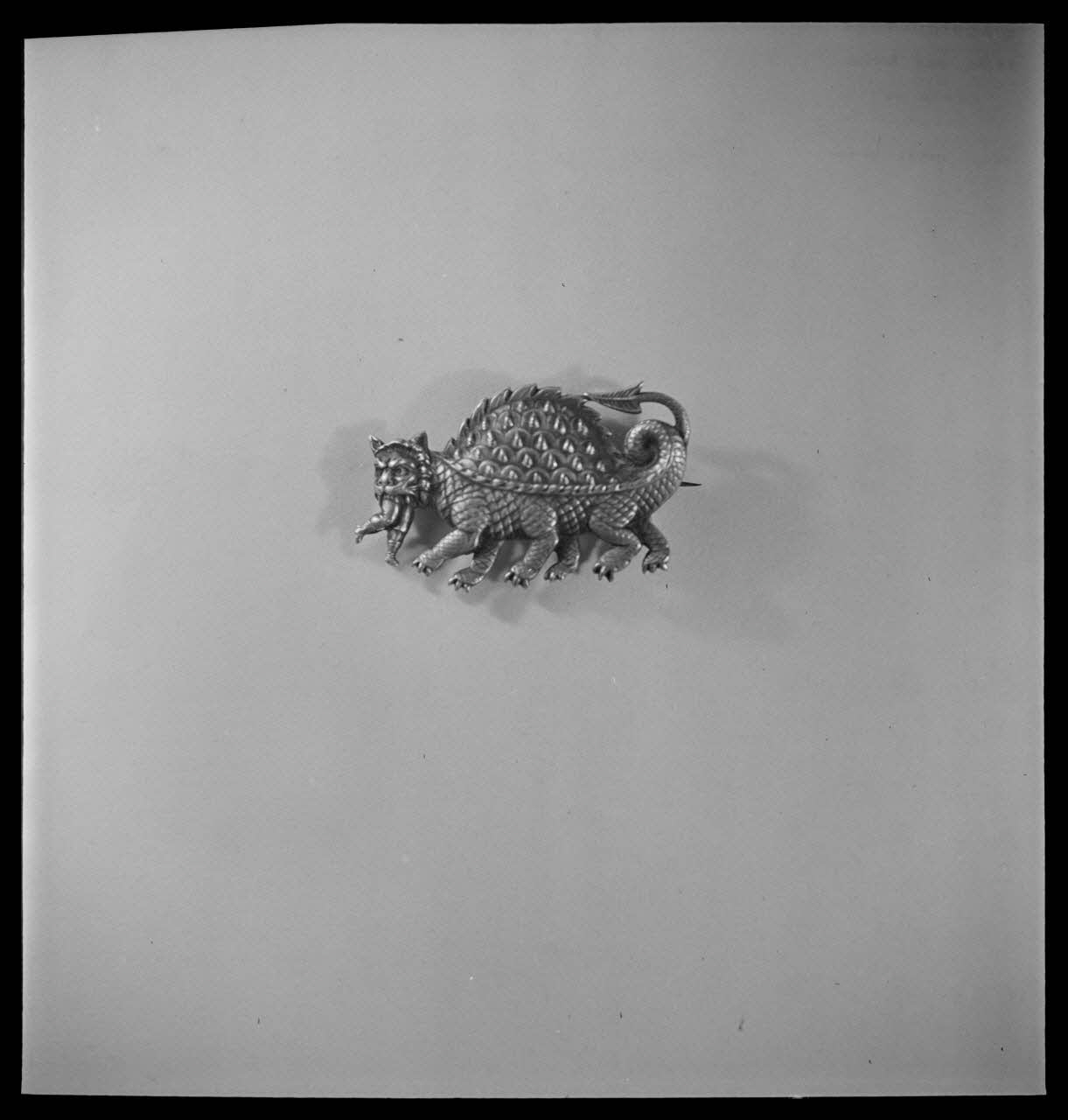Pierre Soulier photographie Insigne de la fête de la tarasque monté en chaîne de montre France 1948/10/1 Ph.1948.68.10 Photo
