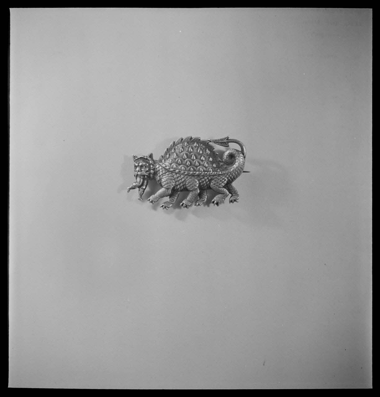 Pierre Soulier photographie Insigne de la fête de la tarasque monté en chaîne de montre France 1948/10/1 Ph.1948.68.11 Photo
