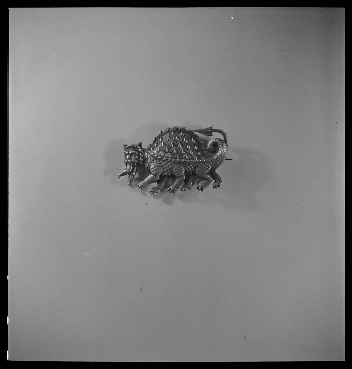 Pierre Soulier photographie Insigne de la fête de la tarasque monté en chaîne de montre France 1948/10/1 Ph.1948.68.9 Photo