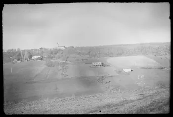 photographie Paysage. Au fond, l'église de Saint-Sernin Ph.1949.23.42  Photo
