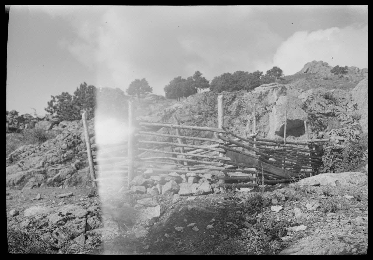 Raymond Borelly photographie Chez Madame Joséphine Susini. Enclos à porcs Corse, France 1948/9/6 Ph.1949.36.29 Photo