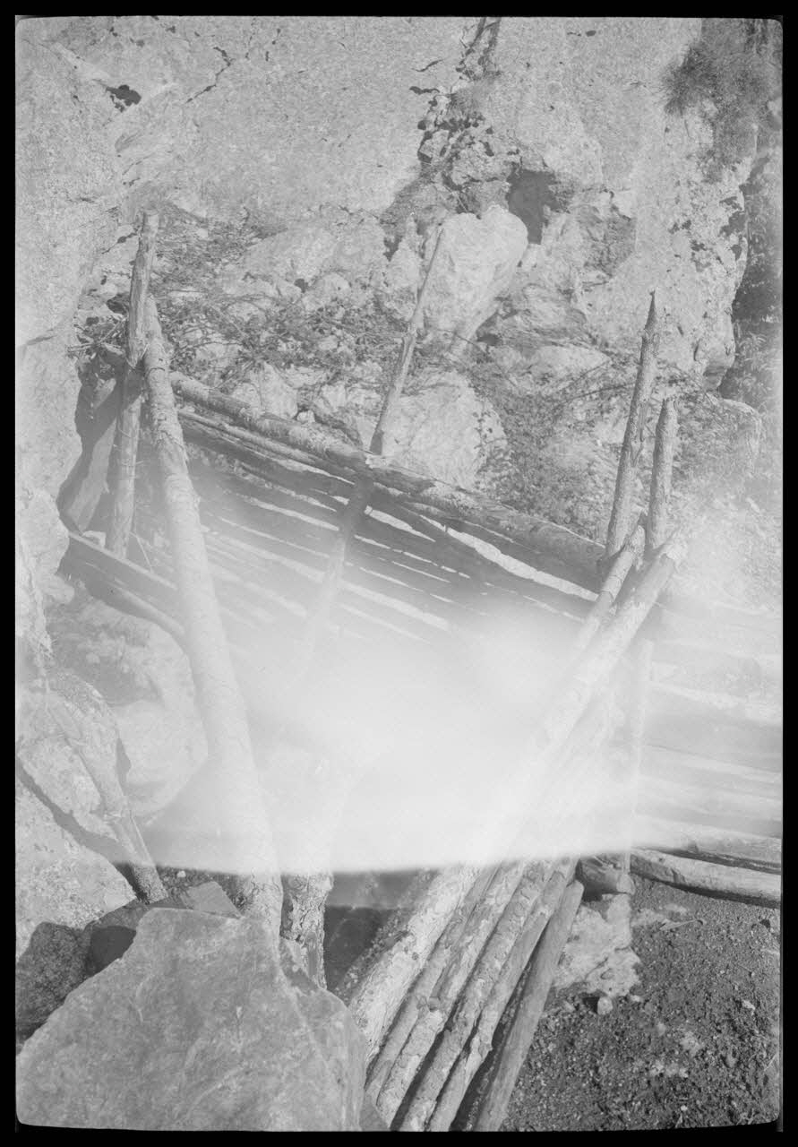 Raymond Borelly photographie Chez Madame Joséphine Susini. Enclos à porcs Corse, France 1948/9/6 Ph.1949.36.30 Photo